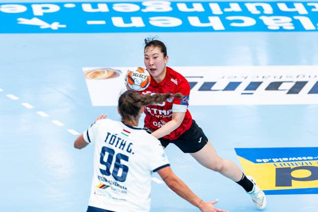 15.02.2026, GER, Handball, Frauen, Saison 2025 2026, EHF European League , Gruppenphase, Thueringer HC - Motherson Mosonmagyarovari KC Natsuki Aizawa (Thueringer HC,23), Gabriella Toth (Motherson Mosonmagyarovari KC) 99947 Bad Langensalza Salza Halle Sporthalle Mehrz Thüringen Deutschland
