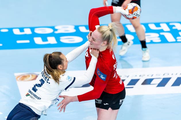 15.02.2026, GER, Handball, Frauen, Saison 2025 2026, EHF European League , Gruppenphase, Thueringer HC - Motherson Mosonmagyarovari KC Eszter Toth (Motherson Mosonmagyarovari KC), Johanna Reichert (Thueringer HC,29) 99947 Bad Langensalza Salza Halle Sporthalle Mehrz Thüringen Deutschland