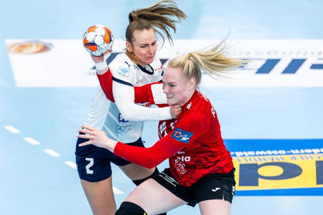 15.02.2026, GER, Handball, Frauen, Saison 2025 2026, EHF European League , Gruppenphase, Thueringer HC - Motherson Mosonmagyarovari KC Eszter Toth (Motherson Mosonmagyarovari KC), Johanna Reichert (Thueringer HC,29) 99947 Bad Langensalza Salza Halle Sporthalle Mehrz Thüringen Deutschland