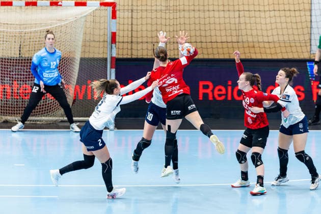 15.02.2026, GER, Handball, Frauen, Saison 2025 2026, EHF European League , Gruppenphase, Thueringer HC - Motherson Mosonmagyarovari KC Csenge Kuczora (Thueringer HC,59), Eszter Toth (Motherson Mosonmagyarovari KC) 99947 Bad Langensalza Salza Halle Sporthalle Mehrz Thüringen Deutschland