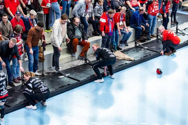 15.02.2026, GER, Handball, Frauen, Saison 2025 2026, EHF European League , Gruppenphase, Thueringer HC - Motherson Mosonmagyarovari KC In der Halbzeitpause ist die komplette Werbebande in der Halle umgekippt, selbst Laura Kuske (Thueringer HC,11) und Christina Loevgren Hallberg (Thueringer HC,1) helfen 99947 Bad Langensalza Salza Halle Sporthalle Mehrz Thüringen Deutschland