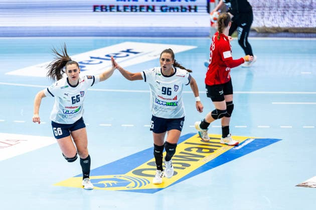 15.02.2026, GER, Handball, Frauen, Saison 2025 2026, EHF European League , Gruppenphase, Thueringer HC - Motherson Mosonmagyarovari KC Szofia Zsuzsanna (Motherson Mosonmagyarovari KC), Gabriella Toth (Motherson Mosonmagyarovari KC) 99947 Bad Langensalza Salza Halle Sporthalle Mehrz Thüringen Deutschland