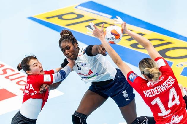15.02.2026, GER, Handball, Frauen, Saison 2025 2026, EHF European League , Gruppenphase, Thueringer HC - Motherson Mosonmagyarovari KC Natsuki Aizawa (Thueringer HC,23), Laetitia Quist (Motherson Mosonmagyarovari KC), Anika Niederwieser (Thueringer HC,14) 99947 Bad Langensalza Salza Halle Sporthalle Mehrz Thüringen Deutschland