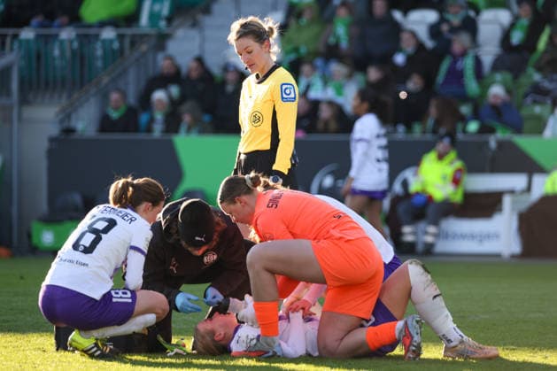 Wolfsburg, Deutschland 15. Februar 2026: 1. Frauenbundesliga - 2025 2026 - VfL Wolfsburg vs. SGS Essen Im Bild: Lany Mia Bäcker Baecker (SGS) verletzt auf dem Spielfeld und wird ärztlich behandelt Copyright: HMBxMedia MadeleinexFantini