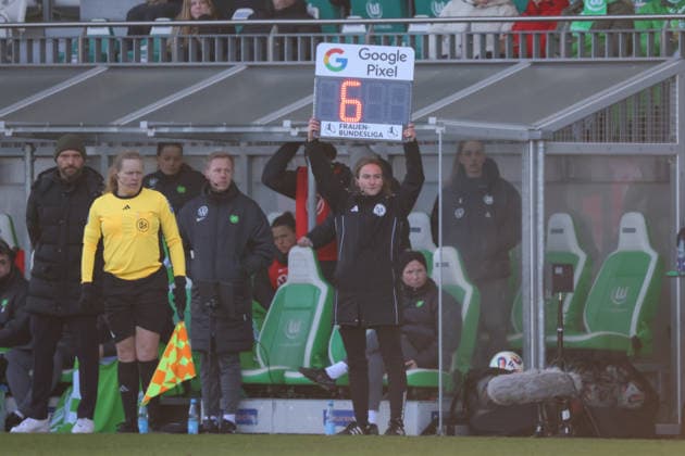 Wolfsburg, Deutschland 15. Februar 2026: 1. Frauenbundesliga - 2025 2026 - VfL Wolfsburg vs. SGS Essen Im Bild: Symbolbild 6 Minuten Nachspielzeit Copyright: HMBxMedia MadeleinexFantini