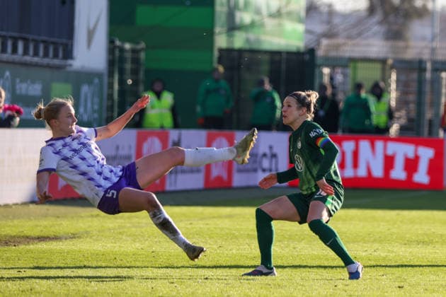 Wolfsburg, Deutschland 15. Februar 2026: 1. Frauenbundesliga - 2025 2026 - VfL Wolfsburg vs. SGS Essen Im Bild: v.li. im Zweikampf Paula Flach (SGS) und Svenja Huth (VfL) Copyright: HMBxMedia MadeleinexFantini
