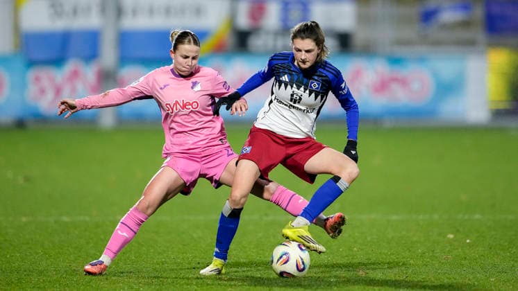 v.li.: Laura Gloning (TSG, 20), Lotta Wrede (HSV, 32), Zweikampf, Spielszene, Duell, duel, tackle, tackling, Dynamik, Action, Aktion, 15.02.2026, Sinsheim (Hoffenheim) (Deutschland), Fussball, Google Pixel Frauen-Bundesliga, TSG 1899 Hoffenheim - Hamburger SV, DFB DFL REGULATIONS PROHIBIT ANY USE OF PHOTOGRAPHS AS IMAGE SEQUENCES AND OR QUASI-VIDEO.