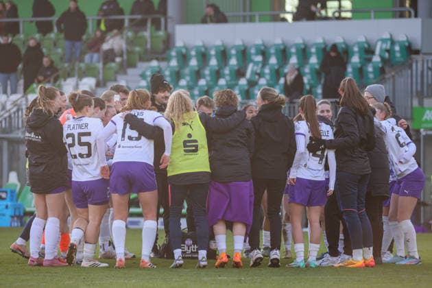 Wolfsburg, Deutschland 15. Februar 2026: 1. Frauenbundesliga - 2025 2026 - VfL Wolfsburg vs. SGS Essen Im Bild: Die Spielerinnen von SGS Essen bilden einen Mannschaftskreis und feiern sich nach dem Remis gegen Wolfsburg Copyright: HMBxMedia MadeleinexFantini