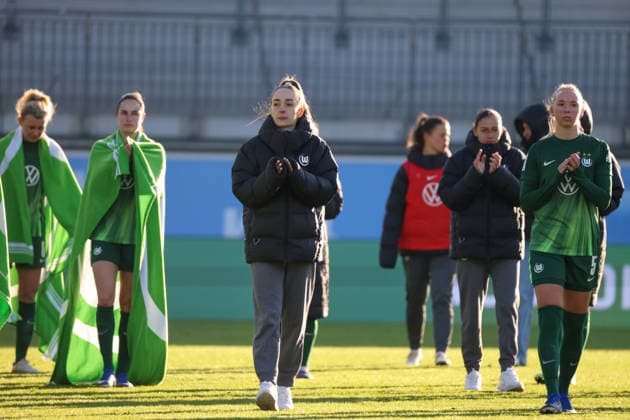 Wolfsburg, Deutschland 15. Februar 2026: 1. Frauenbundesliga - 2025 2026 - VfL Wolfsburg vs. SGS Essen Im Bild: v.li. Sophia Kleinherne (VfL) und Ella Peddemors (VfL) enttäuscht nach dem Remis Spiel gegen SGS Essen bei der Abschlussrunde mit ihren Mannschaftskolleginnen Copyright: HMBxMedia MadeleinexFantini