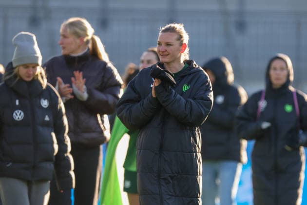 Wolfsburg, Deutschland 15. Februar 2026: 1. Frauenbundesliga - 2025 2026 - VfL Wolfsburg vs. SGS Essen Im Bild: Alexandra Popp (VfL) bei der Abschlussrunde nach dem Remis Spiel gegen SGS Essen Copyright: HMBxMedia MadeleinexFantini