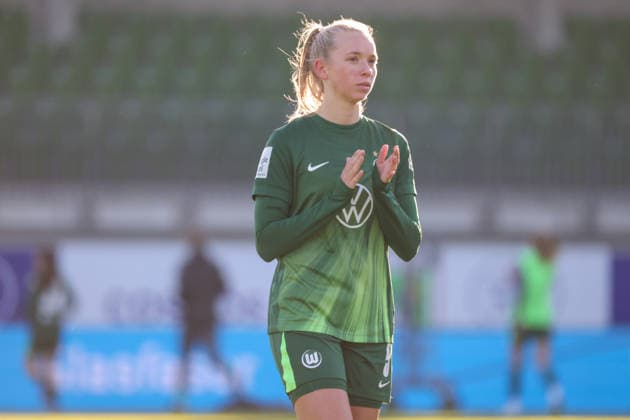 Wolfsburg, Deutschland 15. Februar 2026: 1. Frauenbundesliga - 2025 2026 - VfL Wolfsburg vs. SGS Essen Im Bild: Ella Peddemors (VfL) enttäuscht nach dem Remis Spiel gegen SGS Essen bei der Abschlussrunde Copyright: HMBxMedia MadeleinexFantini