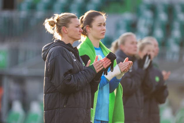 Wolfsburg, Deutschland 15. Februar 2026: 1. Frauenbundesliga - 2025 2026 - VfL Wolfsburg vs. SGS Essen Im Bild: v.li. Alexandra Popp (VfL) und Torhüterin Stina Johannes (VfL) enttäuscht nach dem Remis Spiel gegen SGS Essen bei der Abschlussrunde Copyright: HMBxMedia MadeleinexFantini