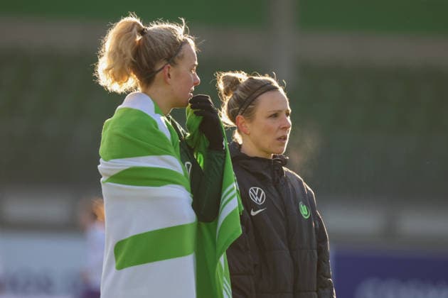 Wolfsburg, Deutschland 15. Februar 2026: 1. Frauenbundesliga - 2025 2026 - VfL Wolfsburg vs. SGS Essen Im Bild: v.li. Lena Lattwein (VfL) und Svenja Huth (VfL) enttäuscht nach dem Remis Spiel gegen SGS Essen bei der Abschlussrunde Copyright: HMBxMedia MadeleinexFantini