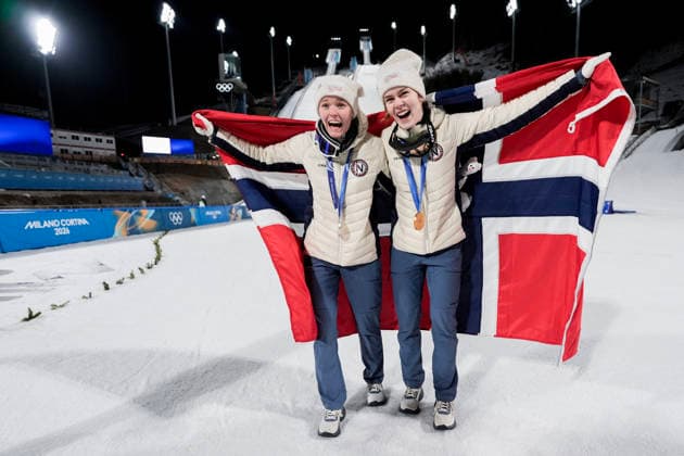 Winter Olympics in Milan Cortina 2026 Val di Fiemme, Italy 20260215. Anna Odine Strom with gold medal and Eirin Maria Kvandal with silver medal with bronze medal after jumping large hill for women in Predazzo Ski jumping, Skispringen, Ski, nordisch Stadium during the Winter Olympics in Milano Cortina 2026. Photo: Terje Pedersen NTB Val di Fiemme Italy EDITORIAL USE ONLY. RESTRICTED USE FOR BETTING COMPANIES Ref:_SPO25d9hg9tRb8.jpg *** Winter Olympics in Milan Cortina 2026 Val di Fiemme, Italy 20260215 Anna Odine Strom with gold medal and Eirin Maria Kvandal with silver medal with bronze medal after jumping large hill for women in Predazzo Ski Jumping Stadium during the Winter Olympics in Milano Cortina 2026 Photo Terje Pedersen NTB Val di Fiemme Italy EDITORIAL USE ONLY RESTRICTED USE FOR BETTING COMPANIES  Copyright: xTerjexPedersenx xNTBx