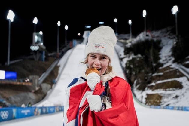 Winter Olympics in Milan Cortina 2026 Val di Fiemme, Italy 20260215. Anna Odine Strom with the gold medal on the podium after jumping the women s large hill in the Predazzo Ski jumping, Skispringen, Ski, nordisch Stadium during the Winter Olympics in Milano Cortina 2026. Photo: Terje Pedersen NTB Val di Fiemme Italy EDITORIAL USE ONLY. RESTRICTED USE FOR BETTING COMPANIES Ref:_SPOSoPBJE6AJfM.jpg *** Winter Olympics in Milan Cortina 2026 Val di Fiemme, Italy 20260215 Anna Odine Strom with the gold medal on the podium after jumping the women s large hill in the Predazzo Ski Jumping Stadium during the Winter Olympics in Milan Cortina 2026 Photo Terje Pedersen NTB Val di Fiemme Italy EDITORIAL USE ONLY RESTRICTED USE FOR BETTING COMPANIES  Copyright: xTerjexPedersenx xNTBx