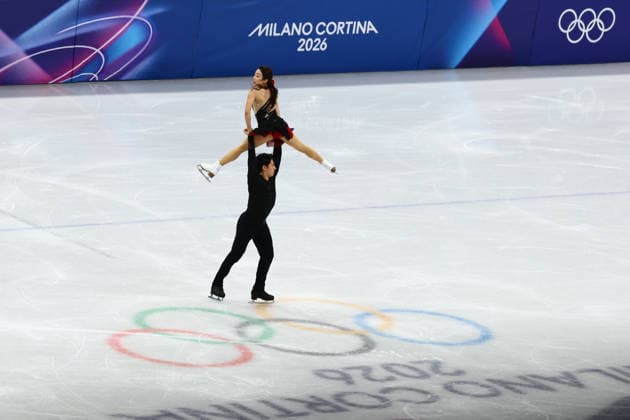 February 15, 2026, Milan, Lombardy, Italy: SUI WENJING and HAN CONG of China skate their short program in the Pairs of the Figure skating, Eiskunstlauf at the Milano Cortina 2026 Winter Olympic Games, Olympische Spiele, Olympia, OS Milan Italy - ZUMAc179 20260215_oly_c179_088 Copyright: xMickaelxChavetx