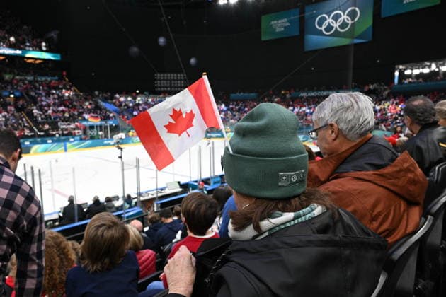 Winter Olympics - Fans At Germany v USA Men s Hockey Match General view of a canadian fan wearing a flag of Canada on her hat before the men s preliminary round Group C Ice hockey, Eishockey match between USA and Germany at the Milano Santagiulia Ice Hockey Arena during the Milano Cortina 2026 Winter Olympic Games, Olympische Spiele, Olympia, OS in Milan, Italy on February 15, 2026. Photo by JMP ABACAPRESS.COM Milan Italy  Copyright: xJMP ABACAx