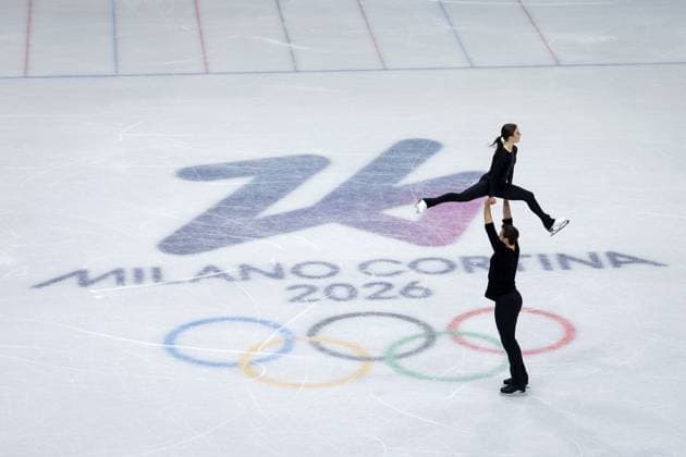 MILAN - Michel Tsiba and Daria Danilova during the short Figure skating, Eiskunstlauf routine in pairs at the Milan Ice Skating Arena at the Milan Winter Olympics. ROBIN VAN LONKHUIJSEN ANP xVIxANPxSportx xxANPxIVx 550821953 originalFilename: 550821953.jpg