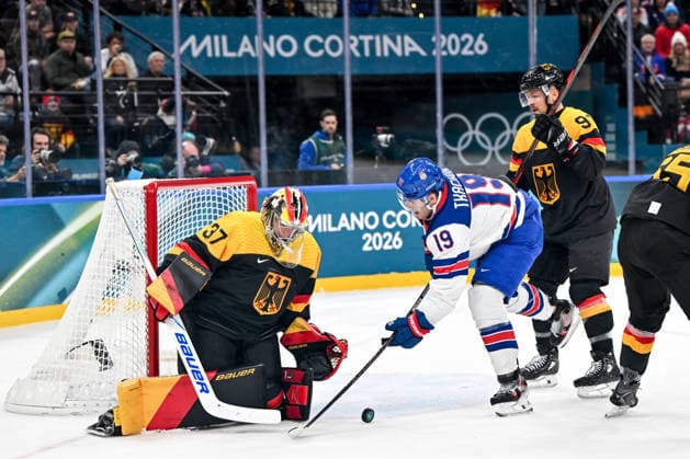 15 02 2026, Milano, Santa Giulia Ice hockey, Eishockey Arena, Winter Olympics: USA - Germany (Ice Hockey), Matthew Tkachuk of United States against goalkeeper Maximilian Franzreb of Germany Milano Santa Giulia Ice Hockey Arena Lombardy Italy *** 15 02 2026, Milano, Santa Giulia Ice Hockey Arena, Winter Olympics USA Germany Ice Hockey , Matthew Tkachuk of United States against goalkeeper Maximilian Franzreb of Germany Milano Santa Giulia Ice Hockey Arena Lombardy Italy Copyright: xJustPictures.ch AndreaxBrancax jp-en-AnBr-AB-AAB_711415022026
