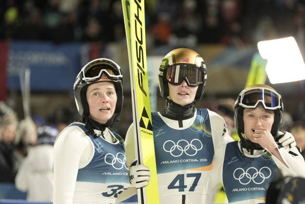 Winter Olympics in Milan Cortina 2026 Val di Fiemme, Italy 20260215. The Norwegian women with Anna Odine Strom, SIlje Opseth on the left and Heidi Dyhre Traaserud eagerly await the result during the women s large hill jump in the Predazzo Ski jumping, Skispringen, Ski, nordisch Stadium during the Winter Olympics in Milano Cortina 2026. Photo: Terje Pedersen NTB Val di Fiemme Italy EDITORIAL USE ONLY. RESTRICTED USE FOR BETTING COMPANIES Ref:_SPOcmuDlGNAkl0.jpg *** Winter Olympics in Milan Cortina 2026 Val di Fiemme, Italy 20260215 The Norwegian women with Anna Odine Strom, SIlje Opseth on the left and Heidi Dyhre Traaserud eagerly await the result during the women s large hill jump in the Predazzo Ski Jumping Stadium during the Winter Olympics in Milano Cortina 2026 Photo Terje Pedersen NTB Val di Fiemme Italy EDITORIAL USE ONLY RESTRICTED USE FOR BETTING COMPANIES  Copyright: xTerjexPedersenx xNTBx