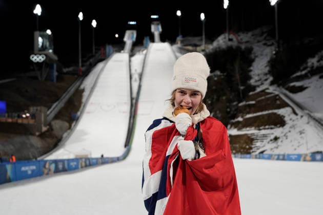 Winter Olympics in Milan Cortina 2026 Val di Fiemme, Italy 20260215. Anna Odine Strom with gold during the women s large hill jump in the Predazzo Ski jumping, Skispringen, Ski, nordisch Stadium during the Winter Olympics in Milan Cortina 2026. Photo: Terje Pedersen NTB Val di Fiemme Italy EDITORIAL USE ONLY. RESTRICTED USE FOR BETTING COMPANIES Ref:_SPOqjhA7MiHBzU.jpg *** Winter Olympics in Milan Cortina 2026 Val di Fiemme, Italy 20260215 Anna Odine Strom with gold during the women s large hill jump in the Predazzo Ski Jumping Stadium during the Winter Olympics in Milan Cortina 2026 Photo Terje Pedersen NTB Val di Fiemme Italy EDITORIAL USE ONLY RESTRICTED USE FOR BETTING COMPANIES  Copyright: xTerjexPedersenx xNTBx