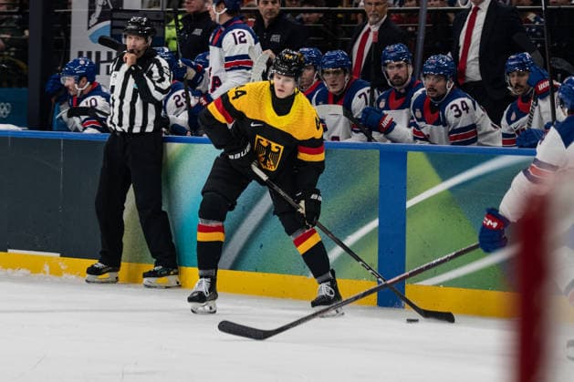 Joshua Samanski (Germany, 44) in action during the Menss Ice hockey, Eishockey group stage game between the United States (USA) and Germany (GER) at the Olympic Winter games, Winterspiele,Spiele, Summer games Milano Cortina 2026 at the Milano Santa Giulia Ice Hockey Arena, Milan, Italy, on February 15, 2026. im Gruppenspiel der Männer im Eishockey zwischen den USA (USA) und Deutschland (GER) bei den Olympischen Winterspielen Milano Cortina 2026 in der Milano Santa Giulia Ice Hockey Arena, Mailand, Italien, am 15. Februar 2026. *** Joshua Samanski Germany, 44 in action during the Mens ice hockey group stage game between the United States USA and Germany GER at the Olympic Winter Games Milano Cortina 2026 at the Milano Santa Giulia Ice Hockey Arena, Milan, Italy, on February 15, 2026 in the Mens ice hockey group stage game between the United States USA and Germany GER at the Olympic Winter Games Milano Cortina 2026 at the Milano Santa Giulia Ice Hockey Arena, Milan, Italy, on February 15, 2026 Copyright: HMBxMedia MarcxNiemeyer