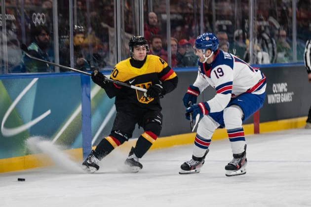 Alexander Ehl (Germany, 40) and Matthew Tkachuk (United States of America, 19) in action during the Menss Ice hockey, Eishockey group stage game between the United States (USA) and Germany (GER) at the Olympic Winter games, Winterspiele,Spiele, Summer games Milano Cortina 2026 at the Milano Santa Giulia Ice Hockey Arena, Milan, Italy, on February 15, 2026. im Gruppenspiel der Männer im Eishockey zwischen den USA (USA) und Deutschland (GER) bei den Olympischen Winterspielen Milano Cortina 2026 in der Milano Santa Giulia Ice Hockey Arena, Mailand, Italien, am 15. Februar 2026. *** Alexander Ehl Germany, 40 and Matthew Tkachuk United States of America, 19 in action during the Mens ice hockey group stage game between the United States USA and Germany GER at the Olympic Winter Games Milano Cortina 2026 at the Milano Santa Giulia Ice Hockey Arena, Milan, Italy, on February 15, 2026 in the Mens ice hockey group stage game between the United States USA and Germany GER at the Olympic Winter Games Milano Cortina 2026 at the Milano Santa Giulia Ice Hockey Arena, Milan, Italy, on February 15, 2026 Copyright: HMBxMedia MarcxNiemeyer