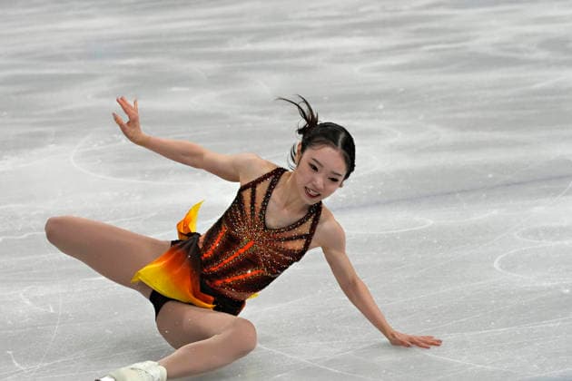 Yuna Nagaoka tumbles during her pairs routine with Sumitada Moriguchi of Japan during the Pairs Figure skating, Eiskunstlauf Short Program at the Milano Figure Skating Arena in Milan, Italy on Sunday, February 15, 2026.  OLY20260215119 RichardxEllis