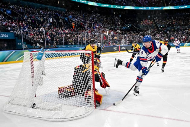 15 02 2026, Milano, Santa Giulia Ice hockey, Eishockey Arena, Winter Olympics: USA - Germany (Ice Hockey), Jack Eichel of United States tries to score against goalkeeper Maximilian Franzreb of Germany Milano Santa Giulia Ice Hockey Arena Lombardy Italy *** 15 02 2026, Milano, Santa Giulia Ice Hockey Arena, Winter Olympics USA Germany Ice Hockey , Jack Eichel of United States tries to score against goalkeeper Maximilian Franzreb of Germany Milano Santa Giulia Ice Hockey Arena Lombardy Italy Copyright: xJustPictures.ch AndreaxBrancax jp-en-AnBr-AB-DSC_662315022026