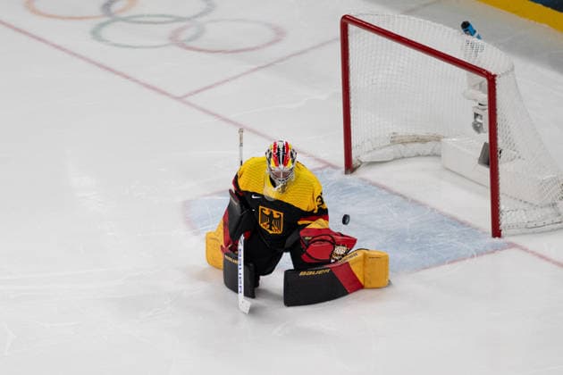 Maximilian Franzreb (Germany, 37) in action during the Menss Ice hockey, Eishockey group stage game between the United States (USA) and Germany (GER) at the Olympic Winter games, Winterspiele,Spiele, Summer games Milano Cortina 2026 at the Milano Santa Giulia Ice Hockey Arena, Milan, Italy, on February 15, 2026. im Gruppenspiel der Männer im Eishockey zwischen den USA (USA) und Deutschland (GER) bei den Olympischen Winterspielen Milano Cortina 2026 in der Milano Santa Giulia Ice Hockey Arena, Mailand, Italien, am 15. Februar 2026. *** Maximilian Franzreb Germany, 37 in action during the Mens ice hockey group stage game between the United States USA and Germany GER at the Olympic Winter Games Milano Cortina 2026 at the Milano Santa Giulia Ice Hockey Arena, Milan, Italy, on February 15, 2026 in the Mens ice hockey group stage game between the United States USA and Germany GER at the Olympic Winter Games Milano Cortina 2026 at the Milano Santa Giulia Ice Hockey Arena, Milan, Italy, on February 15, 2026 Copyright: HMBxMedia MarcxNiemeyer