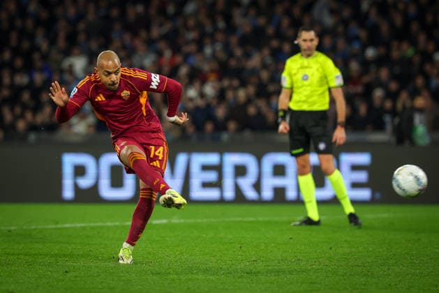 Roma™s Donyell Malen goal 1-2 during the Serie A soccer match between Napoli and Roma at the Diego Armando Maradona Stadium in Naples, southern italy - Saturday , February 15 , 2026. - Soccer .  Copyright: xAlessandroxGarofalo LaPressex
