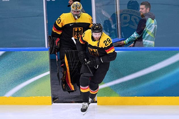 DRAISAITL Leon Team GER Eishockey Vorrunde Spiel USA - Deutschland Olympics - Olympische Winterspiele 2026 Mailand - Cortina 06 - 22 Februar 2026 in Italien am 15.02. 2026 in Mailand *** DRAISAITL Leon Team GER Ice Hockey Preliminary Round Match USA Germany Olympics Olympic Winter Games 2026 Milan Cortina 06 February 22, 2026 in Italy on February 15, 2026 in Milan Copyright: xx
