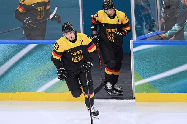 SAIDER Moritz mit PETERKA John Team GER Eishockey Vorrunde Spiel USA - Deutschland Olympics - Olympische Winterspiele 2026 Mailand - Cortina 06 - 22 Februar 2026 in Italien am 15.02.2026 in Mailand *** SAIDER Moritz with PETERKA John Team GER Ice Hockey Preliminary Round Match USA Germany Olympics Olympic Winter Games 2026 Milan Cortina 06 February 22, 2026 in Italy on February 15, 2026 in Milan Copyright: xx