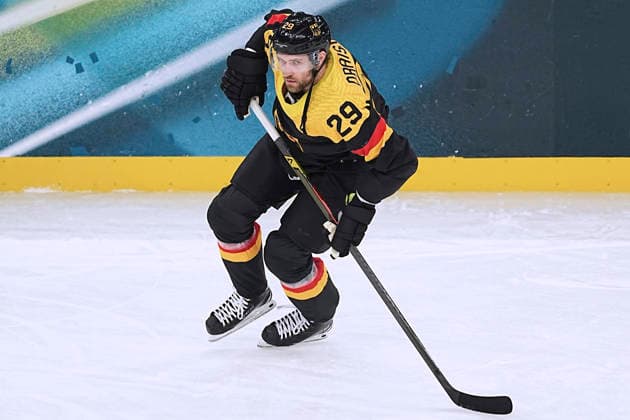 DRAISAITL Leon Team GER Eishockey Vorrunde Spiel USA - Deutschland Olympics - Olympische Winterspiele 2026 Mailand - Cortina 06 - 22 Februar 2026 in Italien am 15.02.2026 in Mailand *** DRAISAITL Leon Team GER Ice Hockey Preliminary Round Match USA Germany Olympics Olympic Winter Games 2026 Milan Cortina 06 February 22, 2026 in Italy on February 15, 2026 in Milan Copyright: xx
