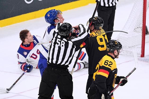 MUELLER Moritz Team GER Eishockey Vorrunde Spiel USA - Deutschland Olympics - Olympische Winterspiele 2026 Mailand - Cortina 06 - 22 Februar 2026 in Italien am 15.02.2026 in Mailand *** MUELLER Moritz Team GER Ice Hockey Preliminary Round Match USA Germany Olympics Olympic Winter Games 2026 Milan Cortina 06 February 22, 2026 in Italy on February 15, 2026 in Milan Copyright: xx