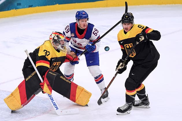 FRANZREB Maximilian Torwart Team GER mit GAWANKE Leon Eishockey Vorrunde Spiel USA - Deutschland Olympics - Olympische Winterspiele 2026 Mailand - Cortina 06 - 22 Februar 2026 in Italien am 15.02.2026 in Mailand *** FRANZREB Maximilian Goalkeeper Team GER with GAWANKE Leon Ice Hockey Preliminary Round Match USA Germany Olympics Olympic Winter Games 2026 Milan Cortina 06 February 22, 2026 in Italy on February 15, 2026 in Milan Copyright: xx