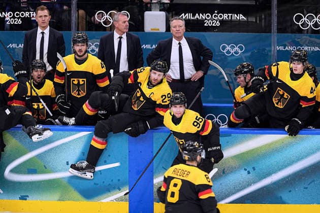 KREIS Harold Trainer Team GER mit DRAISAITL Leon Eishockey Vorrunde Spiel USA - Deutschland Olympics - Olympische Winterspiele 2026 Mailand - Cortina 06 - 22 Februar 2026 in Italien am 15.02.2026 in Mailand *** KREIS Harold Trainer Team GER with DRAISAITL Leon Ice Hockey Preliminary Round Match USA Germany Olympics Olympic Winter Games 2026 Milan Cortina 06 February 22, 2026 in Italy on February 15, 2026 in Milan Copyright: xx