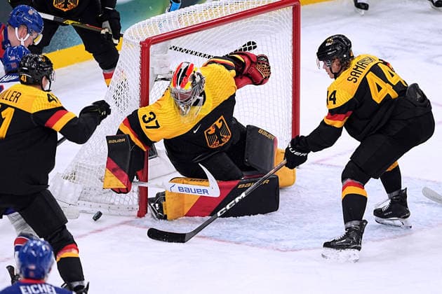 FRANZREB Maximilian Torwart Team GER Eishockey Vorrunde Spiel USA - Deutschland Olympics - Olympische Winterspiele 2026 Mailand - Cortina 06 - 22 Februar 2026 in Italien am 15.02.2026 in Mailand *** FRANZREB Maximilian Goalkeeper Team GER Ice Hockey Preliminary Round Match USA Germany Olympics Olympic Winter Games 2026 Milan Cortina 06 February 22, 2026 in Italy on February 15, 2026 in Milan Copyright: xx