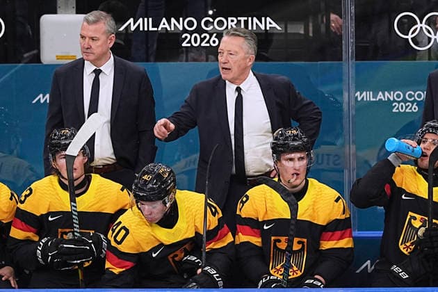 KREIS Harold Trainer Team GER Eishockey Vorrunde Spiel USA - Deutschland Olympics - Olympische Winterspiele 2026 Mailand - Cortina 06 - 22 Februar 2026 in Italien am 15.02.2026 in Mailand *** KREIS Harold Trainer Team GER Ice Hockey Preliminary Round Match USA Germany Olympics Olympic Winter Games 2026 Milan Cortina 06 February 22 2026 in Italy on 15 02 2026 in Milan Copyright: xx