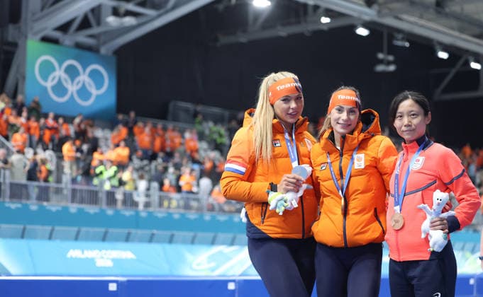 (260215) -- MILAN, Feb. 15, 2026 -- Gold medalist Femke Kok (C) of the Netherlands, silver medalist Jutta Leerdam (L) of the Netherlands, and bronze medalist Takagi Miho of Japan pose for photos after the awarding ceremony of the Speed skating, Eisschnelllauf women s 500m at the Milan-Cortina 2026 Olympic Winter games, Winterspiele,Spiele, Summer games in Milan, Italy, Feb. 15, 2026. ) (MICO2026)ITALY-MILAN-OLYMPIC WINTER GAMES-SPEED SKATING-WOMEN S 500M-FINAL DuxXiaoyi 