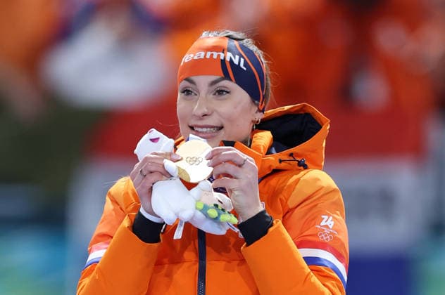 (260215) -- MILAN, Feb. 15, 2026 -- Gold medalist Femke Kok of the Netherlands poses for photos during the awarding ceremony of the Speed skating, Eisschnelllauf women s 500m at the Milan-Cortina 2026 Olympic Winter games, Winterspiele,Spiele, Summer games in Milan, Italy, Feb. 15, 2026. ) (MICO2026)ITALY-MILAN-OLYMPIC WINTER GAMES-SPEED SKATING-WOMEN S 500M-FINAL DuxXiaoyi 