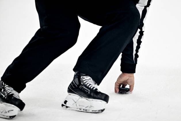 15 02 2026, Milano, Santa Giulia Ice hockey, Eishockey Arena, Winter Olympics: USA - Germany (Ice Hockey), a referee picks up the puck Milano Santa Giulia Ice Hockey Arena Lombardy Italy *** 15 02 2026, Milano, Santa Giulia Ice Hockey Arena, Winter Olympics USA Germany Ice Hockey , a referee picks up the puck Milano Santa Giulia Ice Hockey Arena Lombardy Italy Copyright: xJustPictures.ch AndreaxBrancax jp-en-AnBr-AB-AAB_777315022026