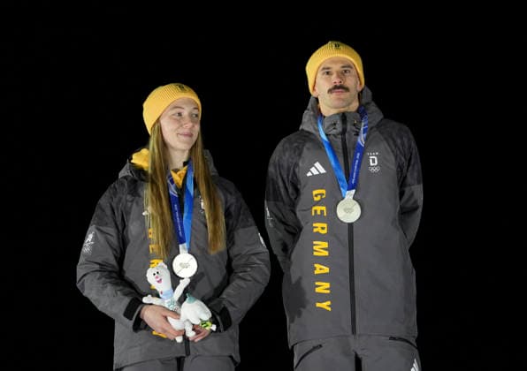 (260215) -- CORTINA D AMPEZZO, Feb. 15, 2026 -- Silver medalists Susanne Kreher (L) Axel Jungk of Germany pose for photos during the awarding ceremony of the skeleton mixed team competition at the Milan-Cortina 2026 Olympic Winter games, Winterspiele,Spiele, Summer games in Cortina, Italy, Feb. 15, 2026. ) (MICO2026)ITALY-CORTINA D AMPEZZO-OLYMPIC WINTER GAMES-SKELETON MIXED TEAM LixGang 