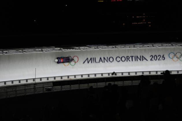 (260215) -- CORTINA D AMPEZZO, Feb. 15, 2026 -- Tabitha Stoecker of Britain competes during the skeleton mixed team event at the Milan-Cortina 2026 Olympic Winter games, Winterspiele,Spiele, Summer games in Cortina, Italy, Feb. 15, 2026. ) (MICO2026)ITALY-CORTINA D AMPEZZO-OLYMPIC WINTER GAMES-SKELETON MIXED TEAM LixGang 