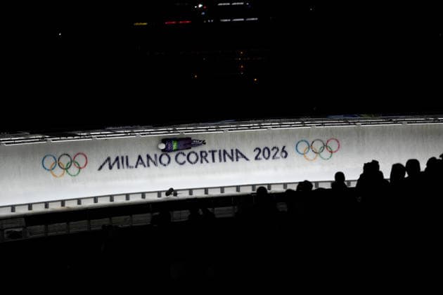 (260215) -- CORTINA D AMPEZZO, Feb. 15, 2026 -- Matt Weston of Britain competes during the skeleton mixed team event at the Milan-Cortina 2026 Olympic Winter games, Winterspiele,Spiele, Summer games in Cortina, Italy, Feb. 15, 2026. ) (MICO2026)ITALY-CORTINA D AMPEZZO-OLYMPIC WINTER GAMES-SKELETON MIXED TEAM LixGang 