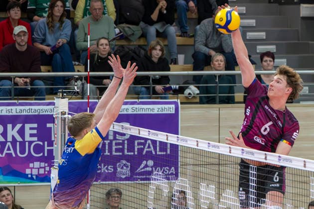 1.Volleyball Bundesliga -Saison 2025 2026 Cerebricks Volley Goats Mitteldeutschland vs. Netzhoppers KW Halle, Deutschland 15. Februar 2026: Im Bild:v.li.Tom Borchert (Bitterfeld) und Lovis Homberger (Netzhoppers) Halle Saale swh.Arena Sachsen-Anhalt Deutschland