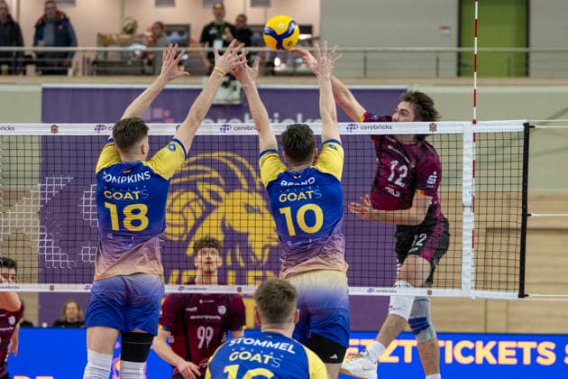1.Volleyball Bundesliga -Saison 2025 2026 Cerebricks Volley Goats Mitteldeutschland vs. Netzhoppers KW Halle, Deutschland 15. Februar 2026: Im Bild:v.li.Dax Tompkins (Bitterfeld), Erik Brand (Bitterfeld) und Isaiah Olfert (Netzhoppers) Halle Saale swh.Arena Sachsen-Anhalt Deutschland