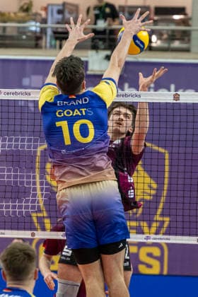 1.Volleyball Bundesliga -Saison 2025 2026 Cerebricks Volley Goats Mitteldeutschland vs. Netzhoppers KW Halle, Deutschland 15. Februar 2026: Im Bild:Erik Brand (Bitterfeld) und Isaiah Olfert (Netzhoppers) Halle Saale swh.Arena Sachsen-Anhalt Deutschland
