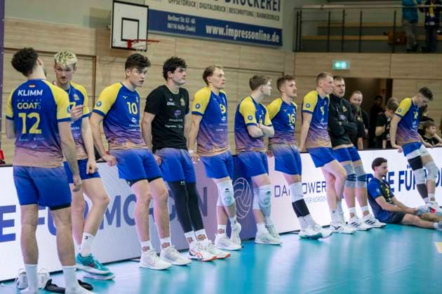 1.Volleyball Bundesliga -Saison 2025 2026 Cerebricks Volley Goats Mitteldeutschland vs. Netzhoppers KW Halle, Deutschland 15. Februar 2026: Im Bild:Die Mannschaft der Volley Goats stehen entteuscht an der Bande nach ihrer Niederlage gegen die Netzhoppers KW Halle Saale swh.Arena Sachsen-Anhalt Deutschland