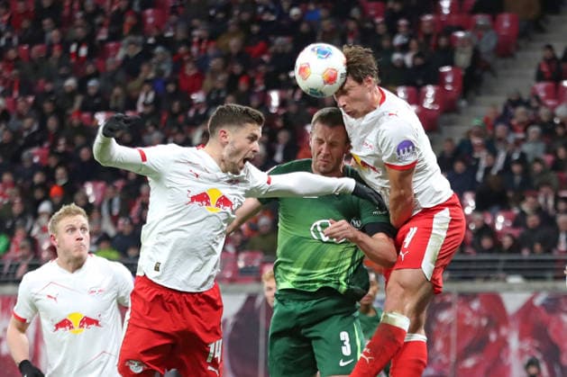 1. Fußball Bundesliga: RB Leipzig - VfL Wolfsburg; 15.02.2026 Kopfball-Abwehr (von links): Christoph Baumgartner (14, RB Leipzig), Denis Vavro (3, VfL Wolfsburg), Willi Orban (4, RB Leipzig). LEIPZIG, DEUTSCHLAND - FEBRUARY 15: Bundesliga-Spiel RB Leipzig - VfL Wolfsburg in der Red Bull Arena am 22. Spieltag der 1. Bundesliga am February 15, 2026 in Leipzig, Deutschland. DFL REGULATIONS PROHIBIT ANY USE OF PHOTOGRAPHS AS IMAGE SEQUENCES AND OR QUASI-VIDEO. *** 1 Soccer Bundesliga RB Leipzig VfL Wolfsburg 15 02 2026 header defense from left Christoph Baumgartner 14, RB Leipzig , Denis Vavro 3, VfL Wolfsburg , Willi Orban 4, RB Leipzig LEIPZIG, GERMANY FEBRUARY 15 Bundesliga match RB Leipzig VfL Wolfsburg at Red Bull Arena on matchday 22 of Bundesliga 1 on February 15, 2026 in Leipzig, Germany DFL REGULATIONS PROHIBIT ANY USE OF PHOTOGRAPHS AS IMAGE SEQUENCES AND OR QUASI VIDEO Copyright: xBEAUTIFULxSPORTS JanxKaeferx